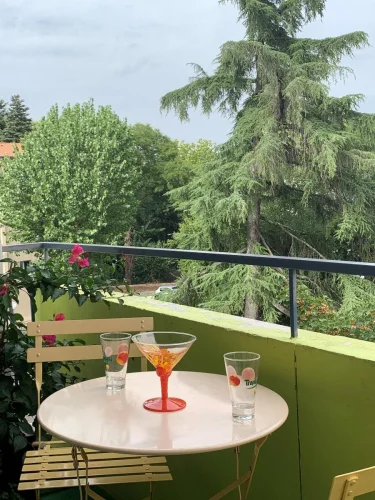 Charming Top-Floor 3-Room Apartment with Bright Living Space and Unobstructed View in Aubenas