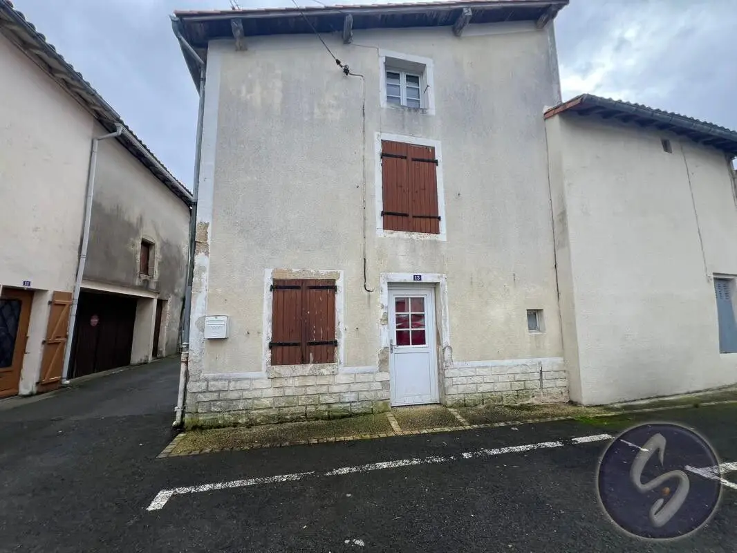 House for sale in La Mothe-Saint-Héray — 2 bedrooms, 82 m²