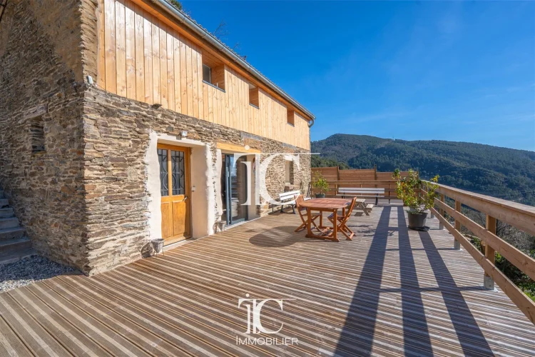 Stone & Wood House – Exceptional View – 6,193 m² of Land