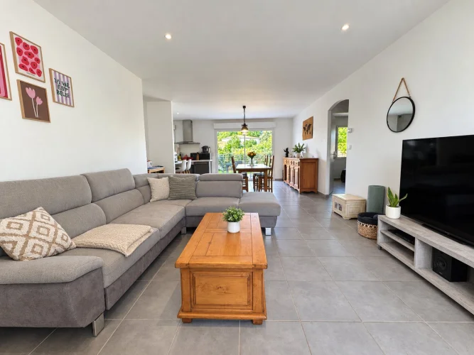Recent Single-Storey House in Étaules photo 2