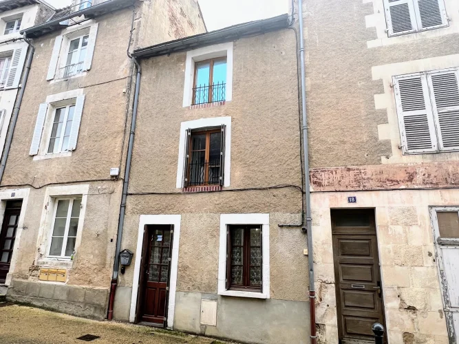 Fantastic Town Location, Renovated with Style, just Turn the Key and Relax!!
