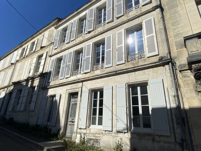 Angouleme South Plateau, Quiet Street for this Beautiful and Bright F4 Apartment.