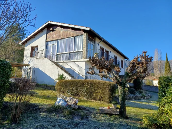 Detached House with 3151m² of Land.