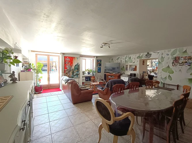 Large 5-6 Bedroom Townhouse with Parking and Lots of Potential photo 4