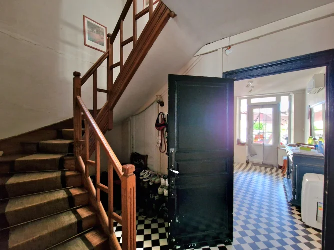 Substantial 4 Bed / 3 Bath Town House with Garden photo 5