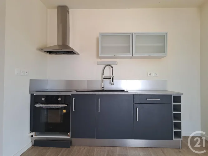 3-Room Apartment in Saint-Avé Town Center with Balcony and Parking photo 2