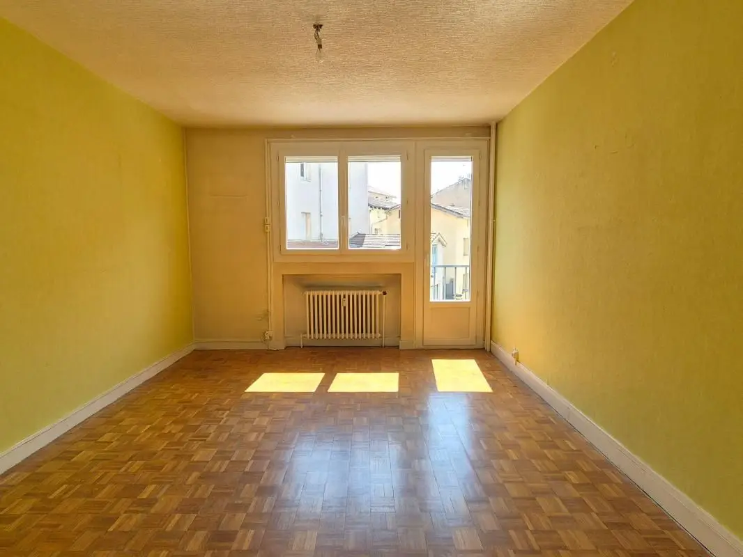 Apartment for sale in Le Chambon Feugerolles — 2 bedrooms, 53 m²