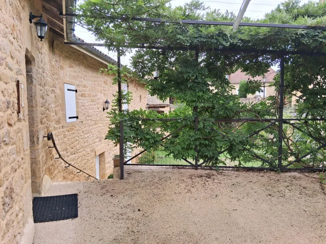 Character House, Outbuildings and Garden of 621m² in Total photo 2