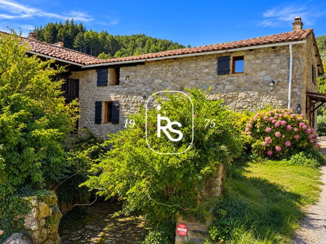Authentic Stone House in a Hamlet of 154 m² to Finish Renovating with 650 m² of Land photo 2
