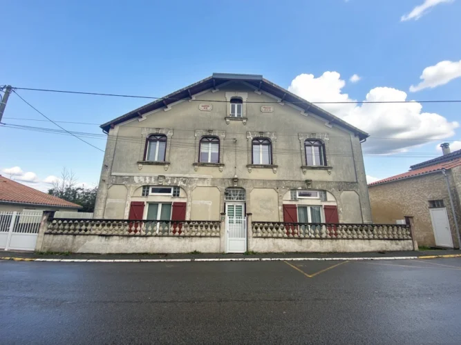 Character House from the 1930s 180 m² Sireuil