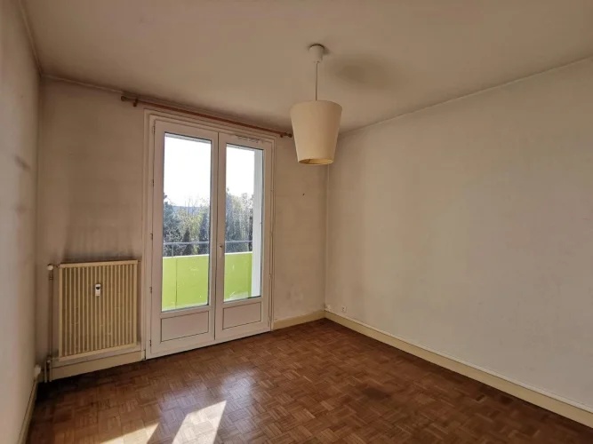 Charming Top-Floor 3-Room Apartment with Bright Living Space and Unobstructed View in Aubenas photo 4