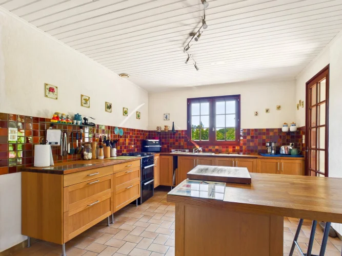 Pretty 3 Bed Single Storey Home photo 5