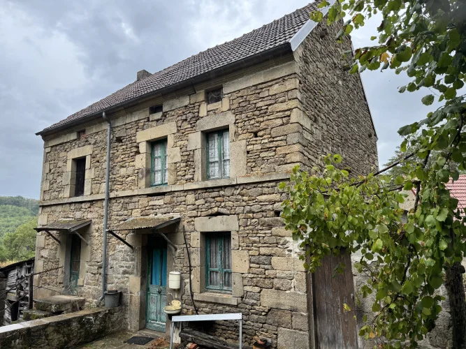 Renovation Project - Countryside House with 6,700 m² of Land - at the End of a Dead End - River Access photo 3
