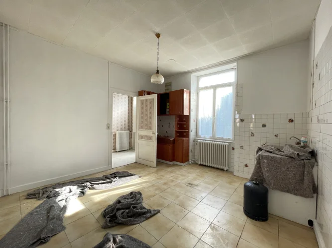 Townhouse to Renovate: Garden, Garage and Great Potential photo 4