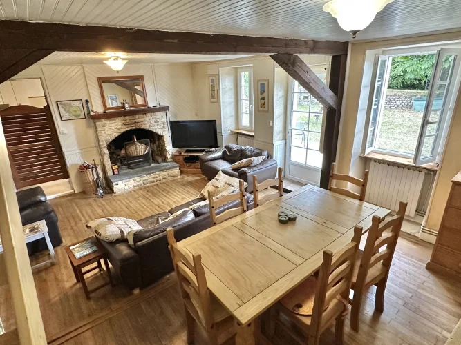 Charming 4-Bedroom Home in a Small Hamlet photo 3