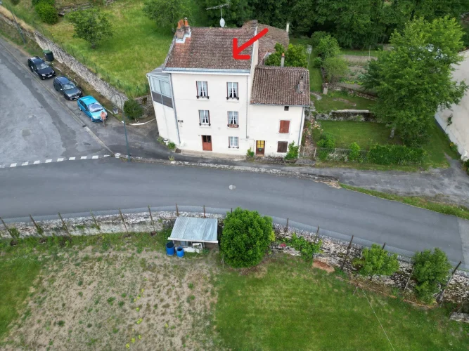 House by the River with Vibrant Town Facilities just a 10 Minute Walk photo 2