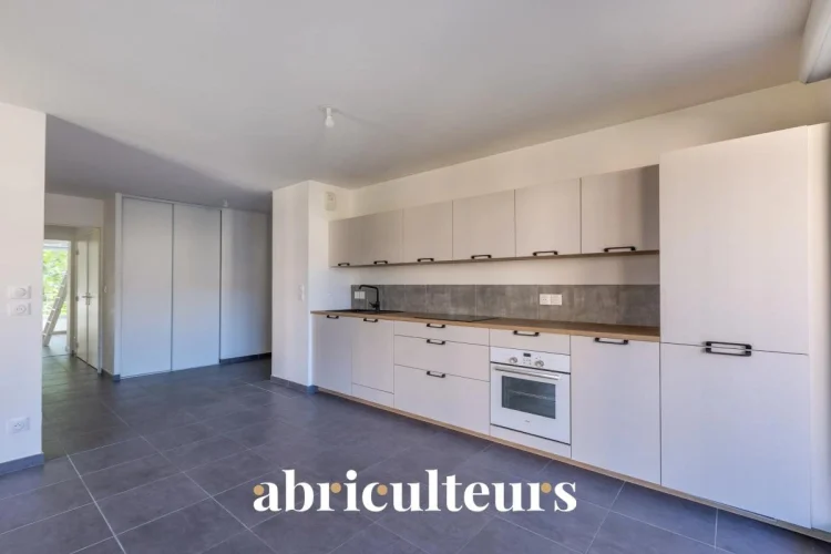 Spacious Apartment with Large Balcony for Sale in Vénissieux Paul Bert (69200) photo 3