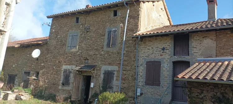 Stone Renovation Project with New Roof and Potential for 100 m², Champagnac-la-Rivière