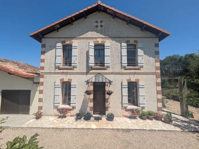 Impressive house with river frontage, large garden and swimming pool