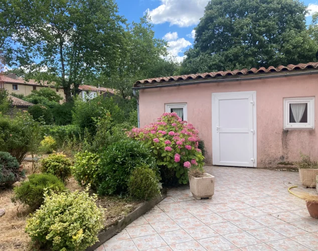 In a Lively Village, Charming House in Good Condition with Garden photo 2
