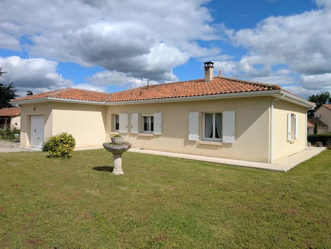 Ideally Located Near the Town Centre, Charming Detached Bung photo 3
