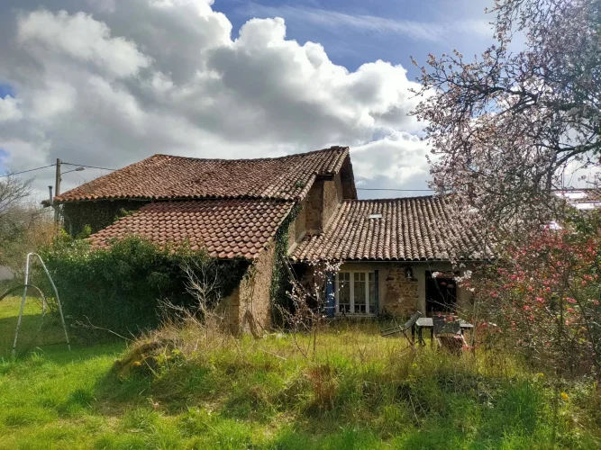 Lovely Cottage with Room to Expand and Barn photo 4