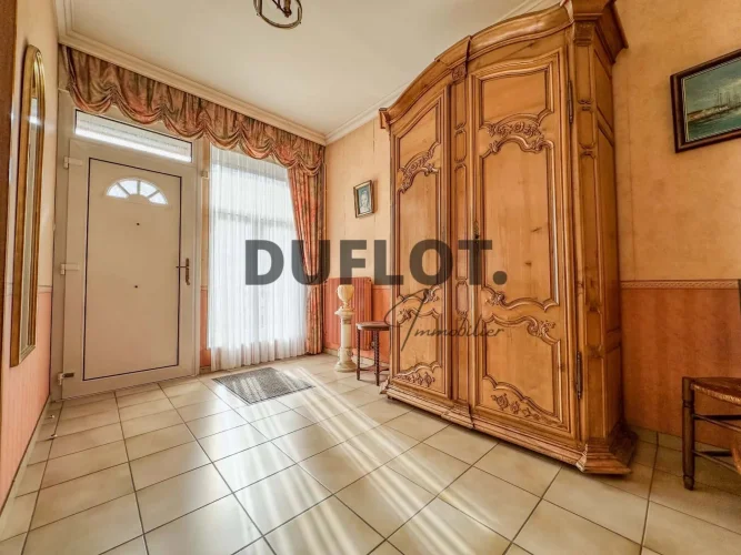 Large Atypical Semi-Detached House with 2 Large Attached Garages and Superb Exterior photo 5