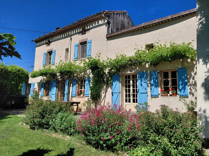 House for Sale in a Quiet Location Near Monestiés – Property with 5,000 m² of Land, no Close Neighbours