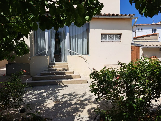 Very Bright House on a Fenced Plot of 304m² with a Garage. photo 4