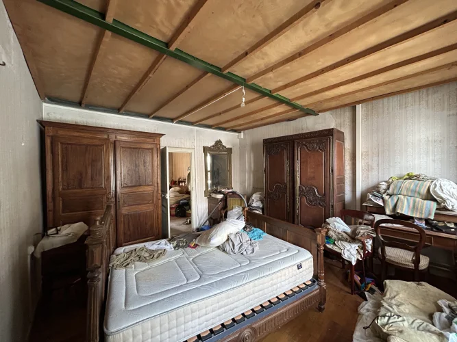 House in Need of Complete Renovation with Garden. photo 5