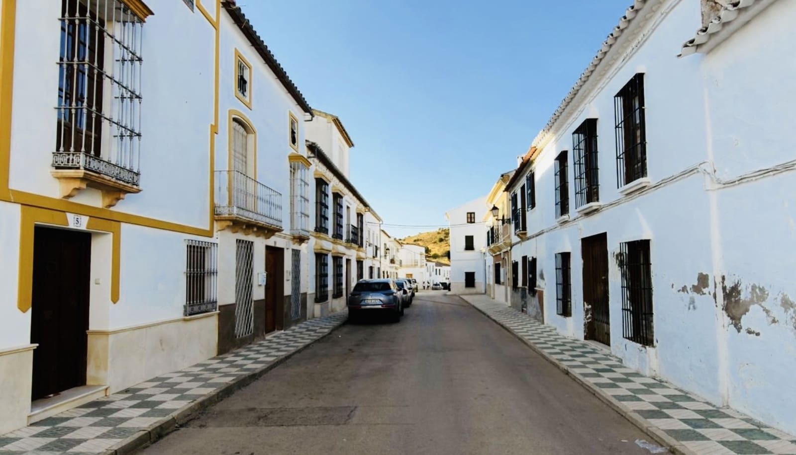 Townhouse for sale in Corcoya, Badolatosa, Seville