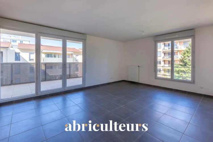 Spacious Apartment with Large Balcony for Sale in Vénissieux Paul Bert (69200) photo 2