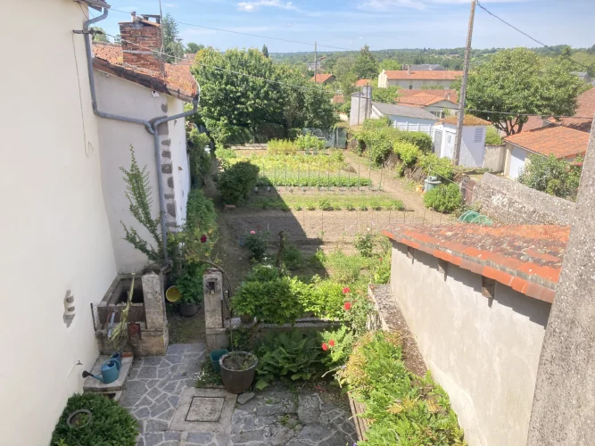 Spacious Town Centre House with Garden photo 3