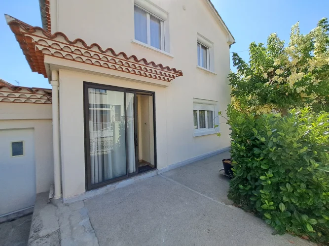 Very Bright House on a Fenced Plot of 304m² with a Garage. photo 5