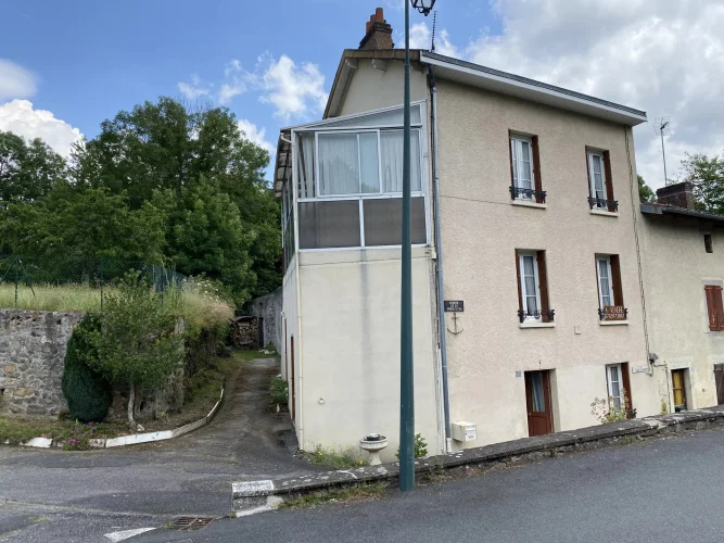 House by the River with Vibrant Town Facilities just a 10 Minute Walk