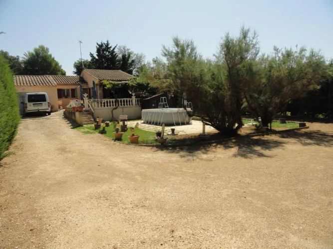 Special Rental Investment. One-Floor Villa Close to all Amenities Consisting of a Living Room, Kitchen (Semi-Equipped), …