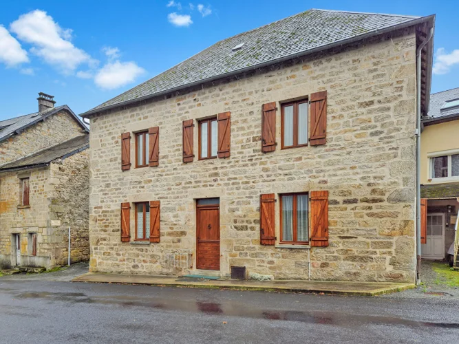 Correze. Pradines. Stone House of 4 Bedrooms with Separate Barn and a Garden of 107m²