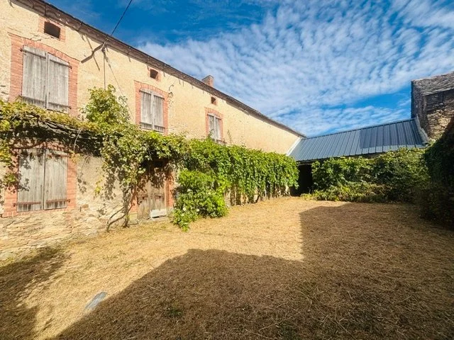 Farmhouse Ruin to Renovate on 9,000 m² of Land