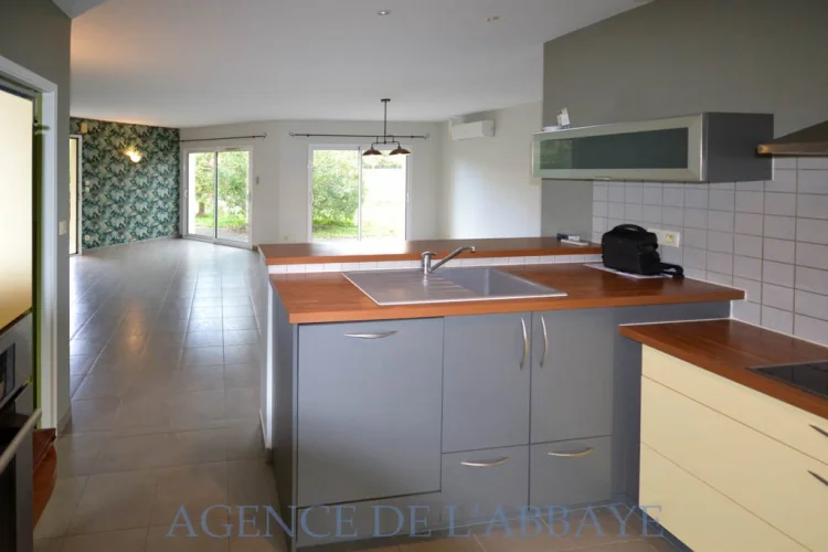 Varzay: Recent Single-Storey Home, 2 Bedrooms, Veranda, Garden and Garage photo 4