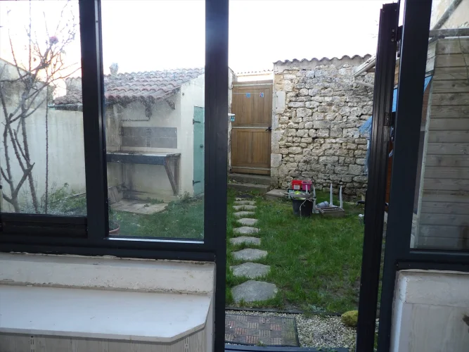 Characterful House with 2 Bedrooms and Garden in the Very Centre of Saint Savinien photo 4