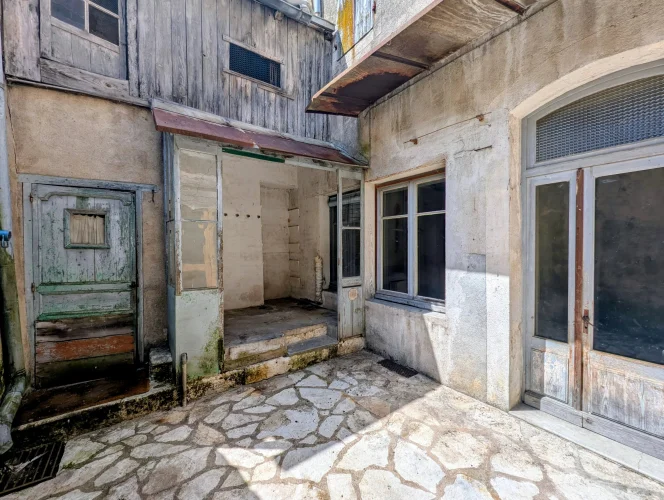 Stunning Village House to Renovate with Shop, Courtyard and Garage in the Bastide of Monflanquin photo 2