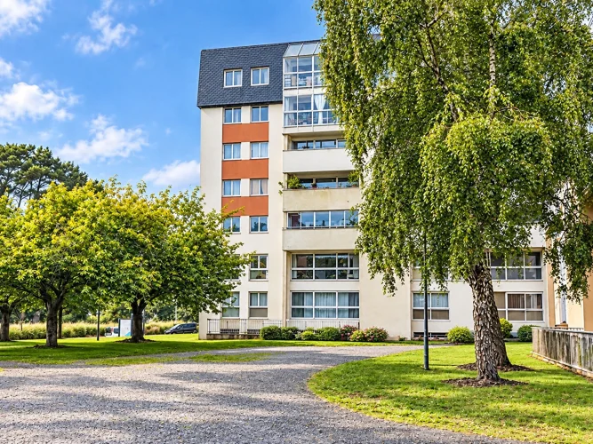 Finistère: Brest. Spacious, Furnished Three-Bedroom Apartment with Lift and Two Secure Parking Spaces.