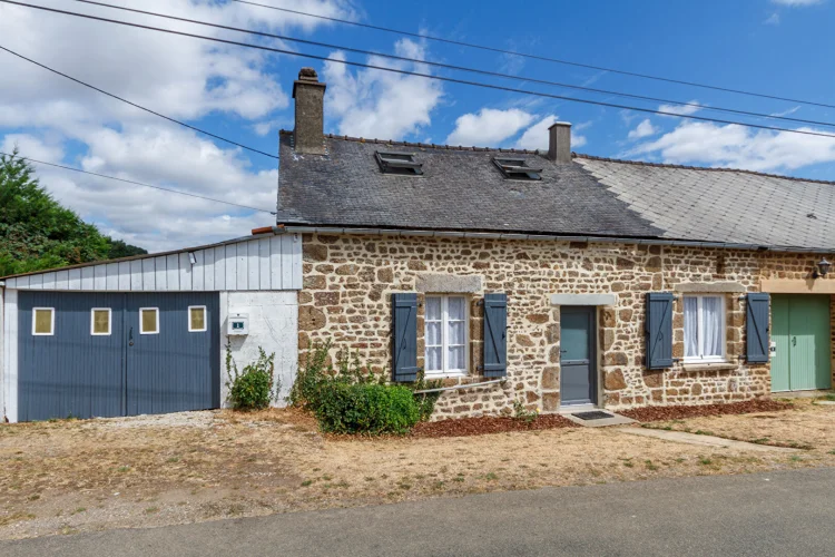 Mayenne: Charming Semi-Detached Cottage 2/3 Bedrooms, Enclosed Garden, Garage
