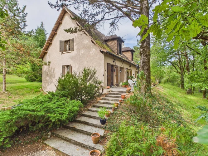 Private Perigourdine-Style Family Home with Generous Living Space, Woodland Setting and Flexible Accommodation
