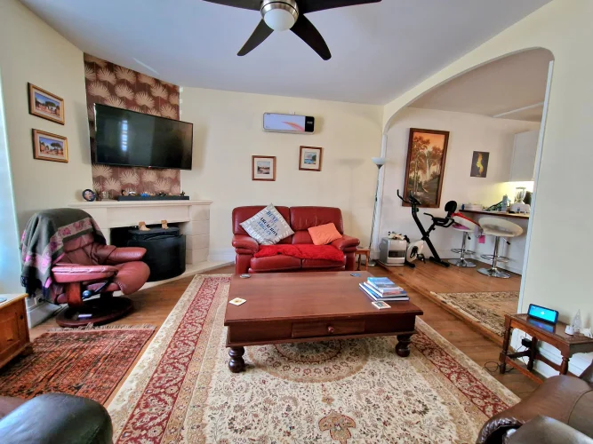 Substantial 4 Bed / 3 Bath Town House with Garden photo 4