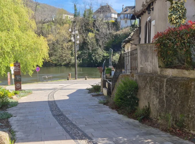 Charming Former Fisherman's Townhome in the Heart of Argentat with Spectacular Views of the Dordogne River photo 4