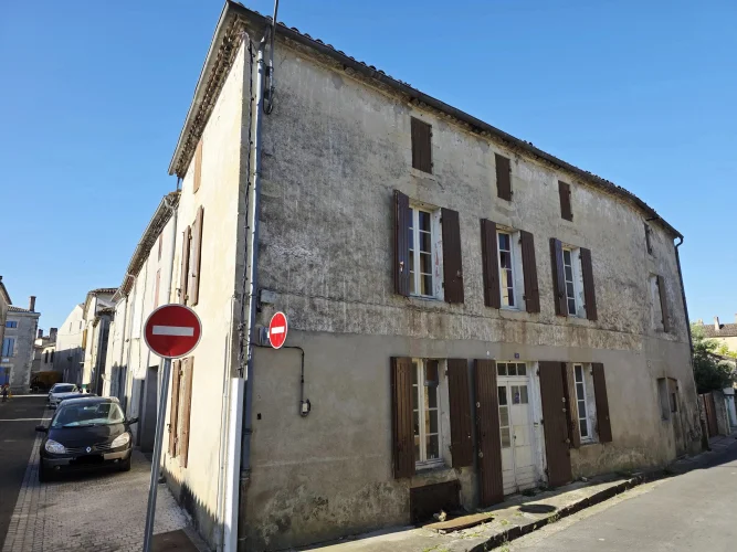 Monségur, Village House with 3 Bedrooms and Excellent Potential