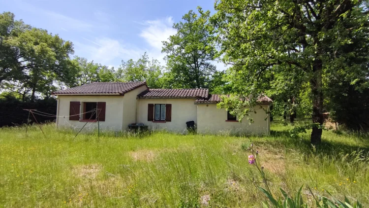 Contemporary House from the 1980s, with a Fenced Plot of 3214 m²