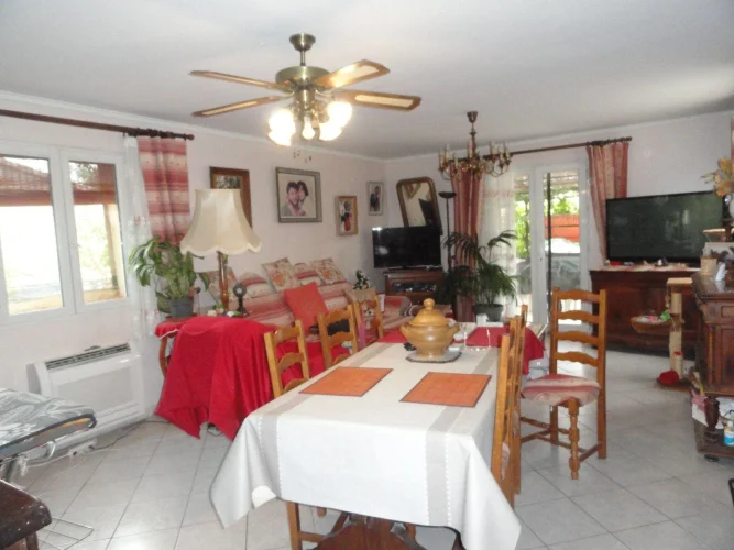 Special Rental Investment. One-Floor Villa Close to all Amenities Consisting of a Living Room, Kitchen (Semi-Equipped), … photo 5