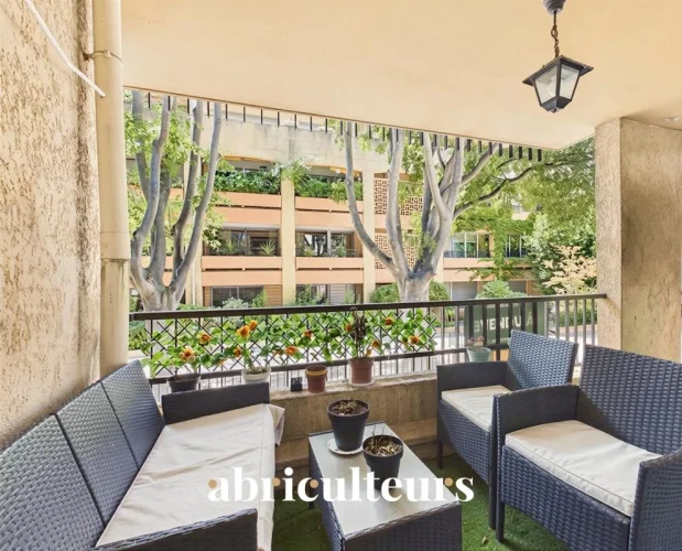 Apartment T3 with Balcony for Sale in the City Center of Salon-De-Provence (13300)
